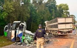 Acidente entre micro-ônibus e carreta deixa 23 mortos na BR-373, no PR