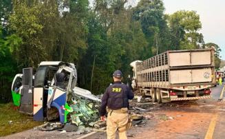 Acidente entre micro-ônibus e carreta deixa 23 mortos na BR-373, no PR