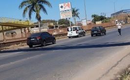 Vídeo: Homem é atropelado após invadir pista e tentar parar carros na BR-040, na Grande BH
