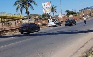 Vídeo: Homem é atropelado após invadir pista e tentar parar carros na BR-040, na Grande BH