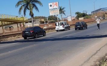 Vídeo: Homem é atropelado após invadir pista e tentar parar carros na BR-040, na Grande BH