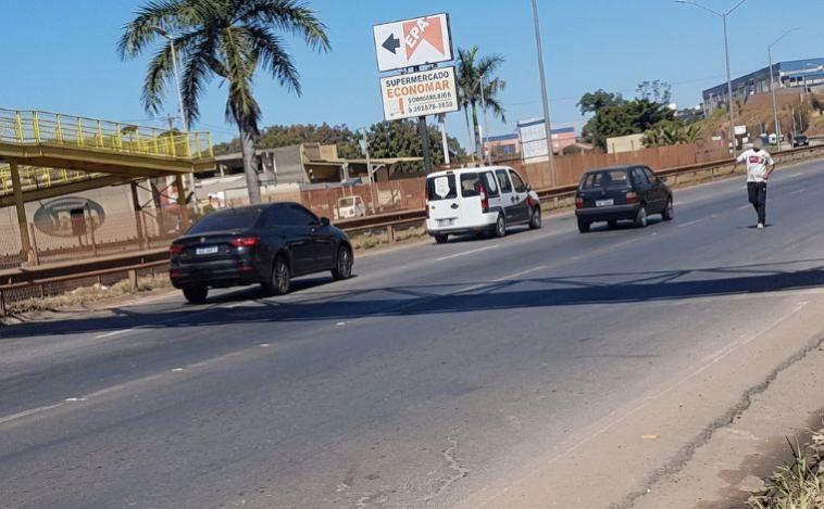 Vídeo: Homem é atropelado após invadir pista e tentar parar carros na BR-040, na Grande BH