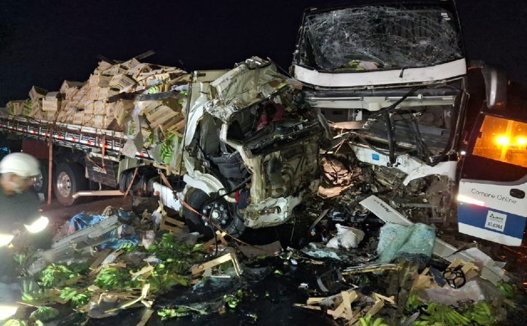 Foto: DivulgaÃ§Ã£o/CBMMG - Os dois motoristas ficaram presos Ã s ferragens e tiveram as mortes confirmadas ainda no local. Entre os cinco passageiros feridos, um estava em estado grave