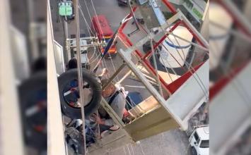 Vídeo: Trabalhadores são resgatados após plataforma elevatória romper a 20 metros de altura em MG