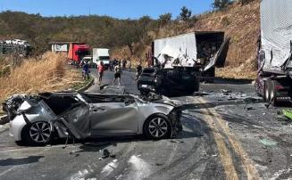 Motorista morre após acidente entre quatro carretas na BR-251, em MG