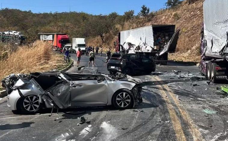 Motorista morre após acidente entre quatro carretas na BR-251, em MG