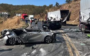 Motorista morre após acidente entre quatro carretas na BR-251, em MG