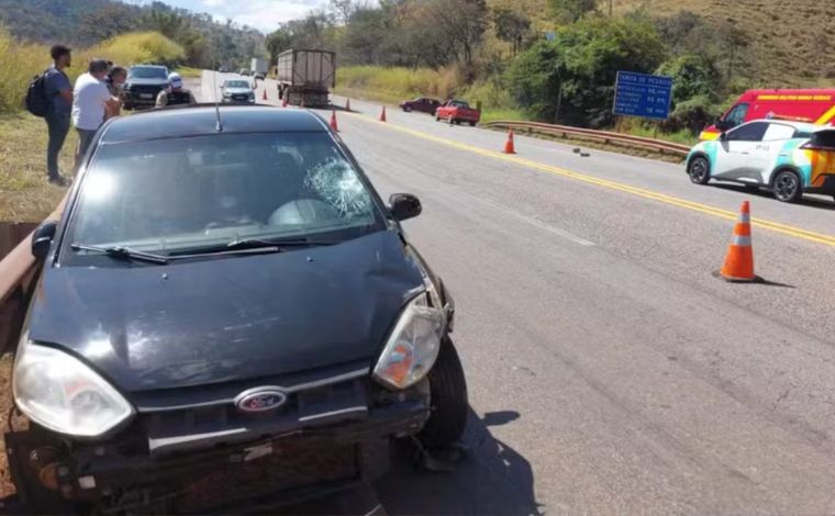 Foto: DivulgaÃ§Ã£o/CBMMG - O homem trafegava de bicicleta pela rodovia e, segundo uma testemunha, tentou atravessar a pista no sentido ItaÃºna/Belo Horizonte quando foi atingido pelo automÃ³vel