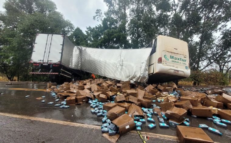 Foto: DivulgaÃ§Ã£o/CBMMG - As vÃ­timas ficaram presas Ã s ferragens e precisaram ser retiradas pelo Corpo de Bombeiros. O Samu e ambulÃ¢ncias da Via Cristais, concessionÃ¡ria responsÃ¡vel pela rodovia, tambÃ©m participaram do atendimento