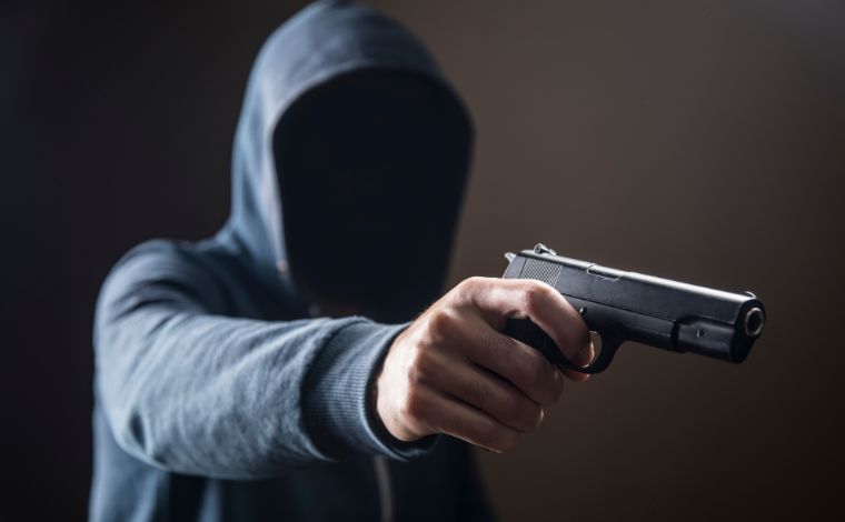 Foto: Ilustrativa - TrÃªs homens armados e encapuzados invadiram a residÃªncia por volta das 2h, apÃ³s se passarem por policiais militares. No imÃ³vel, renderam os moradores, fizeram ameaÃ§as e ordenaram que todos saÃ­ssem