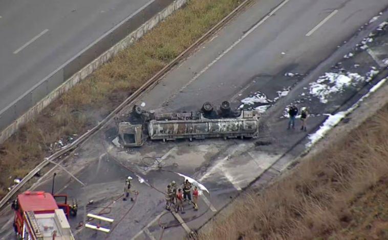 Vídeo: Motorista morre carbonizado após caminhão-tanque pegar fogo na MG-010, na Grande BH