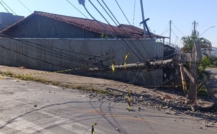 Foto: 7LN - A fiaÃ§Ã£o caiu sobre a Rua Sagrado CoraÃ§Ã£o, que cruza a avenida, e deixou o trecho interditado. A Avenida GuimarÃ£es Rosa nÃ£o foi afetada e permanece com o trÃ¢nsito liberado