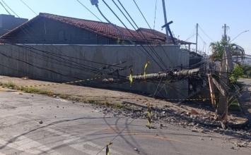 Vídeo: Carreta derruba poste de alta tensão e interdita trânsito no São João, em Sete Lagoas