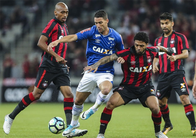 Cruzeiro vence mais uma fora de casa e espanta a crise