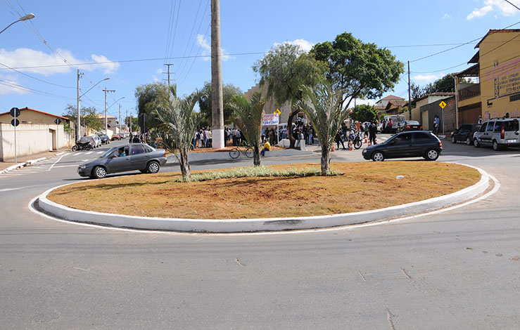 Prefeitura inaugura nova rotatória na Rua Santa Juliana