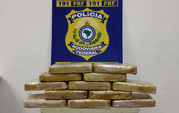 PRF apreende em Sete Lagoas 11,5 kg de crack transportados em carro roubado