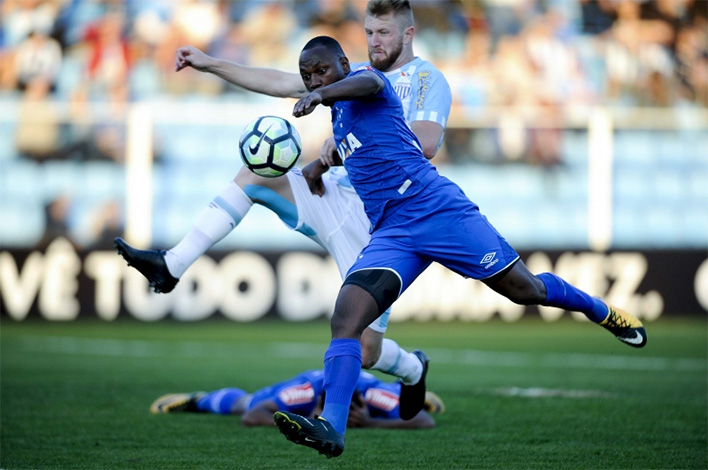 Prejudicado pela arbitragem e sem competência, Cruzeiro perde mais uma