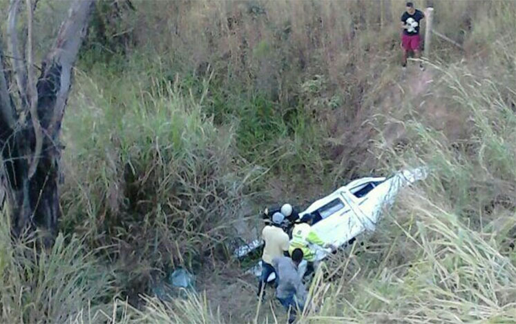 Van sai da pista, uma pessoa morre e 15 ficam feridas na BR 040