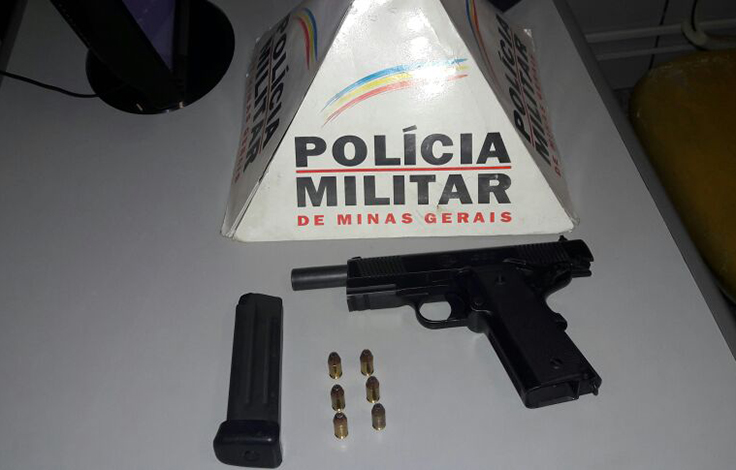 Polícia prende dupla com pistola em posto de gasolina da BR 040