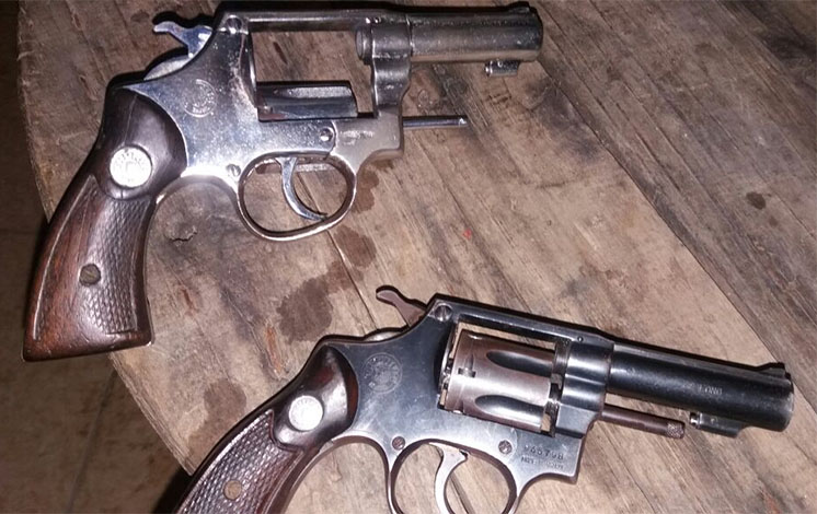 Militares apreendem armas e prendem dupla em baile funk