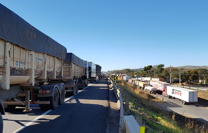 Caminhoneiros voltam a fechar a BR 040 em protesto contra alta de combustíveis