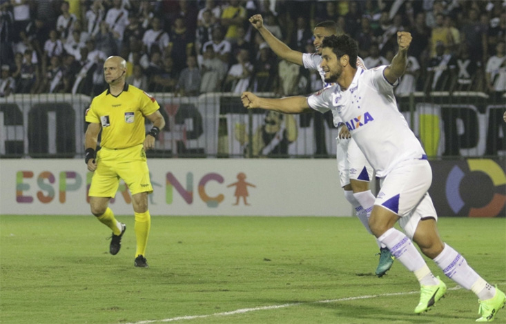 Cruzeiro joga bem, vence fora de casa e sobe na tabela do Brasileirão