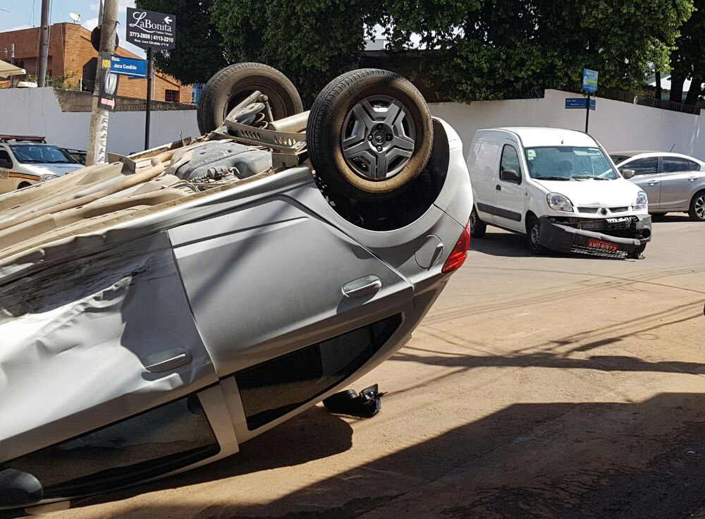 Colisão faz carro capotar em cruzamento movimentado de Sete Lagoas