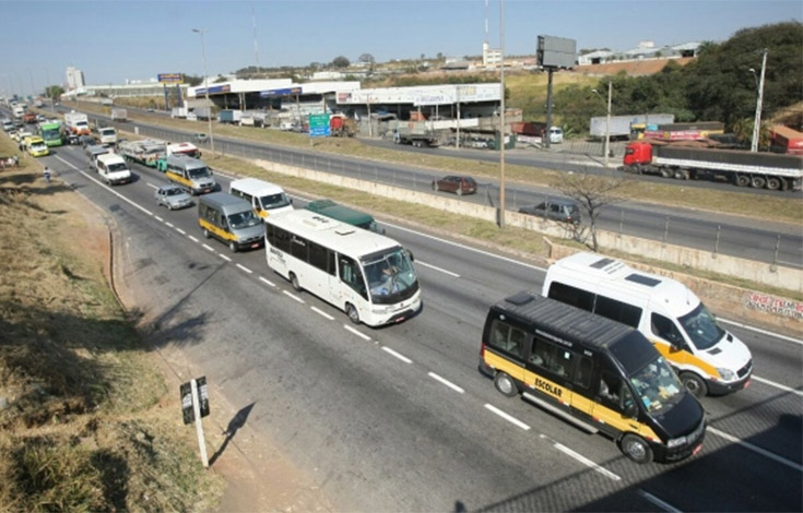 Motoristas de van também protestam contra aumento de combustíveis
