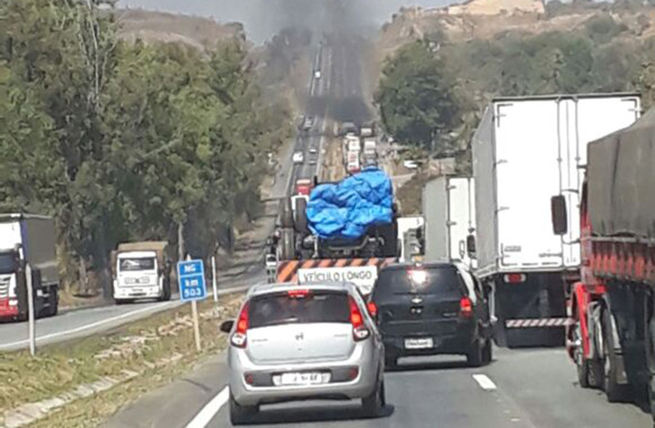 Manifestantes liberam pistas, mas trânsito permanece lento na BR 040