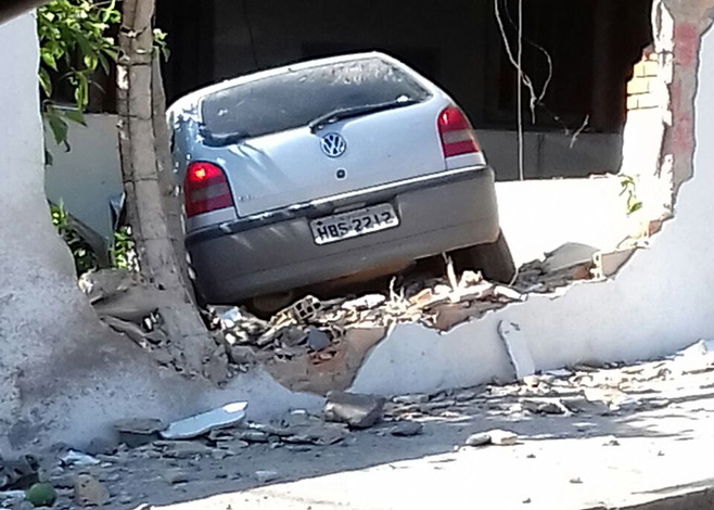 Motorista perde o controle da direção e carro invade residência no Nova Cidade