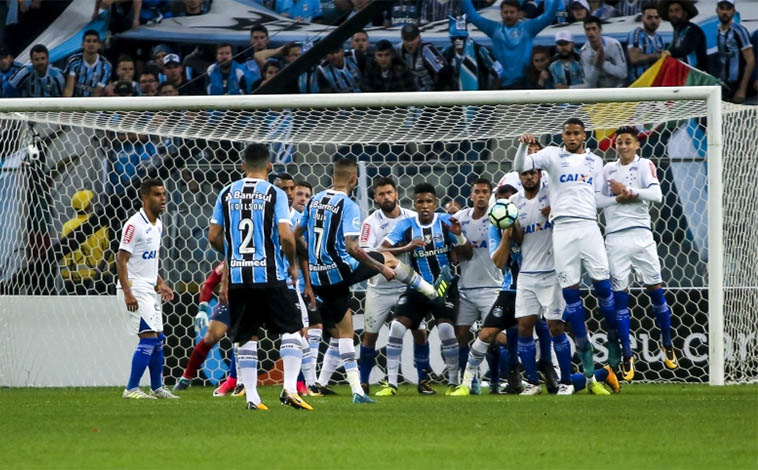 Com ataque inoperante e falha de Fábio, Cruzeiro perde a primeira para o Grêmio