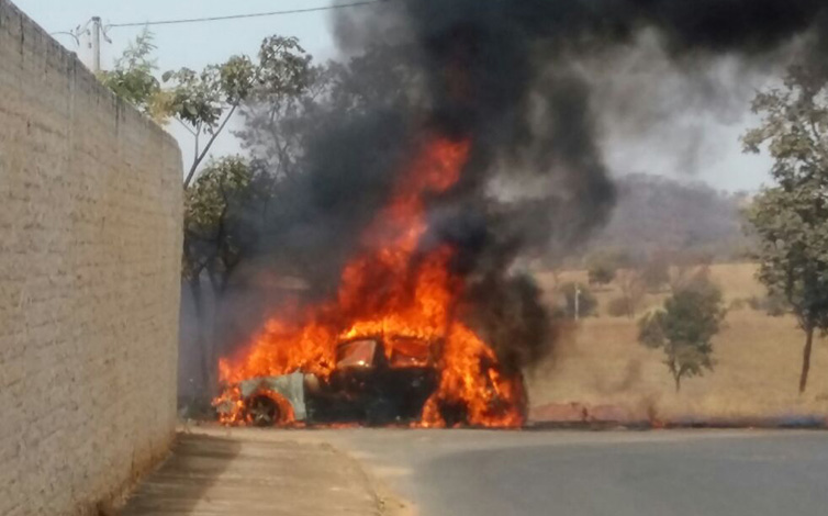 Mulher passa mal ao volante e carro pega fogo após colisão em Sete Lagoas