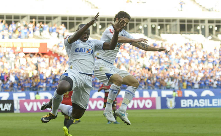 Em tarde de Sassá e Raniel, Cruzeiro vence o Sport e entra no G6 do Brasileirão