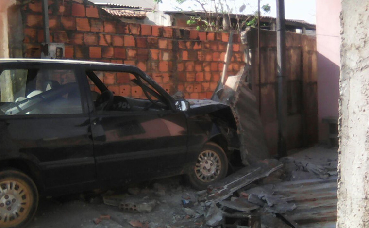 Dupla é presa no Santa Marcelina após bater carro roubado