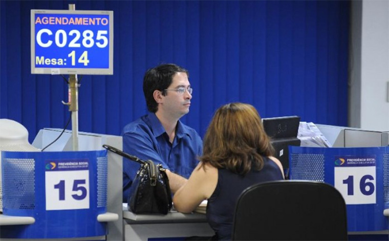 Aposentados e pensionistas começam a receber primeira parcela do 13º