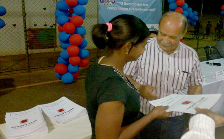 Prefeitura inicia entrega de escrituras de imóveis para moradores do Jardim dos Pequis I