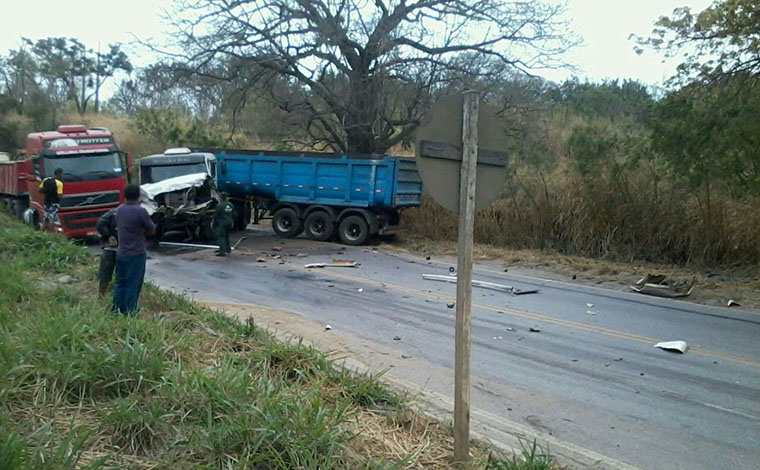 Caminhões batem de frente e interditam o trânsito na MG 424