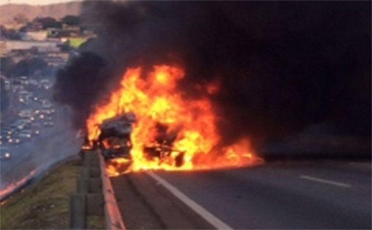 Acidente envolvendo carreta e seis carros deixa mortos no Anel Rodoviário