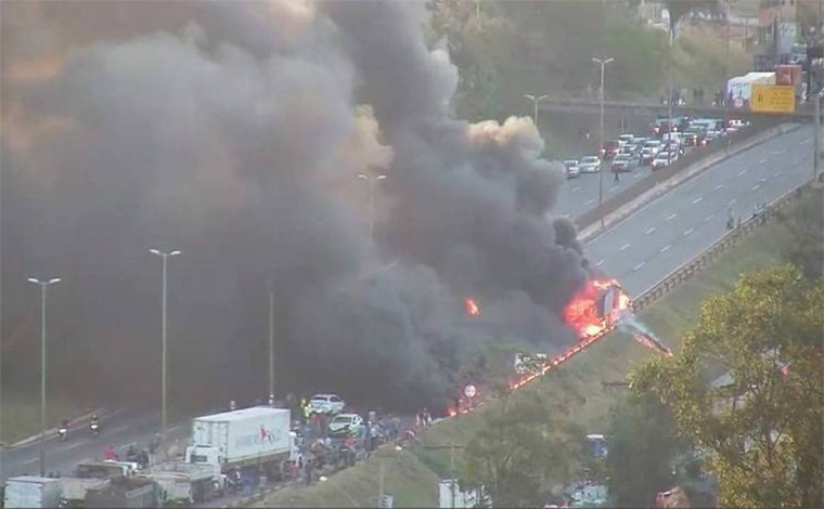 Motorista de carreta que provocou acidente no Anel Rodoviário é preso