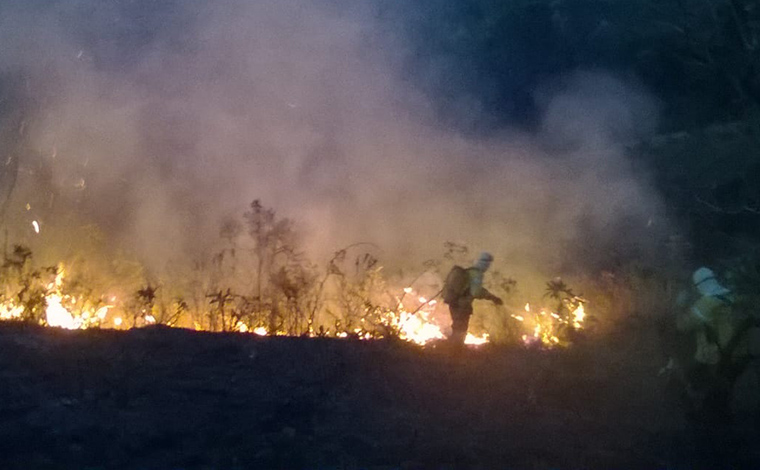 Bombeiros controlam incêndio nos arredores da Gruta Rei do Mato