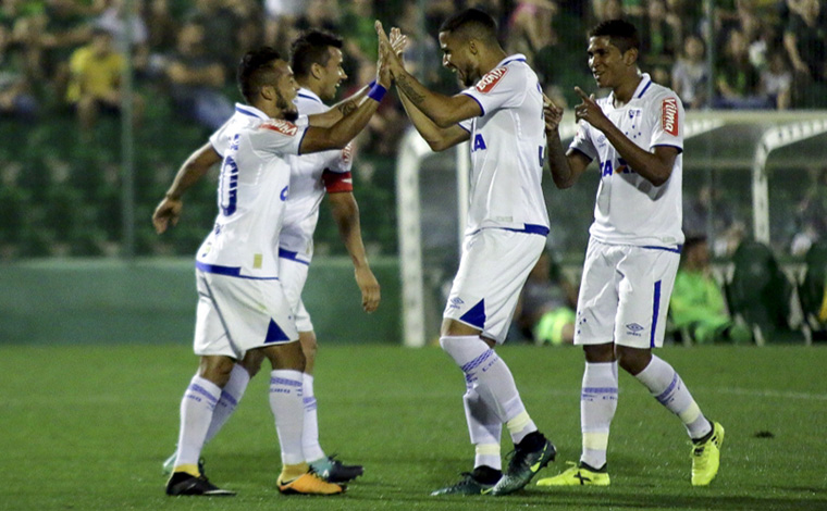 Cruzeiro vence Chapecoense fora de casa e se aproxima do G4