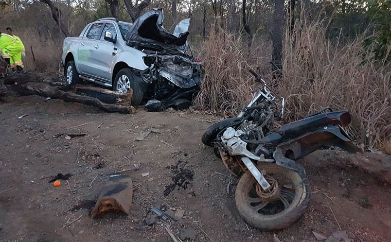 Colisão entre caminhonete e moto deixa dois mortos na BR 040, em Felixlândia