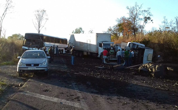 Uma pessoa morre e duas ficam gravemente feridas em acidente na BR 135