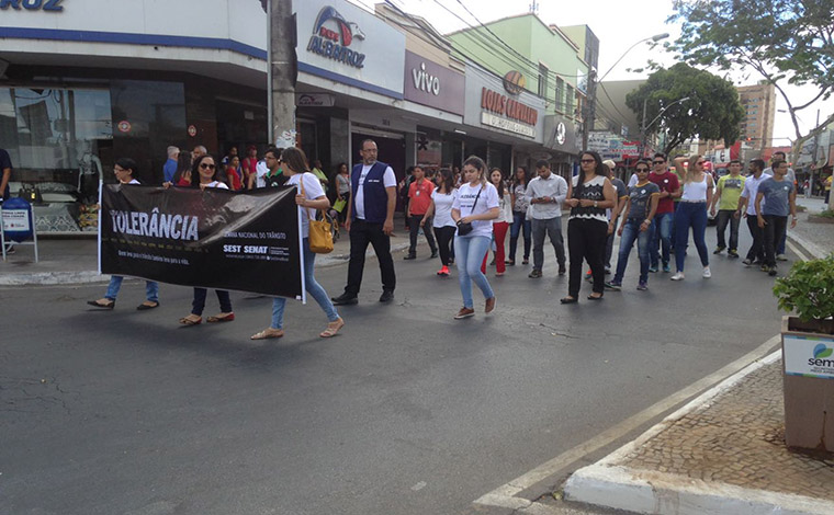 Passeata pelas ruas de Sete Lagoas marca a comemoração da Semana Nacional do Trânsito