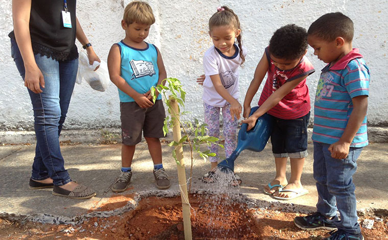  Saae promove ação educativa com crianças no Dia da Árvore