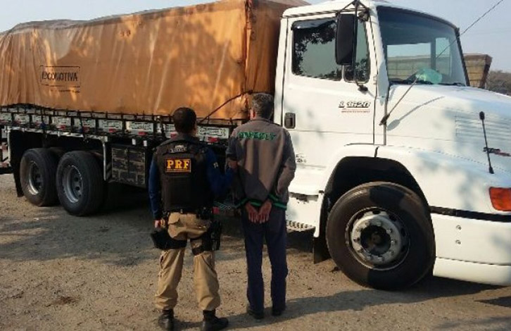 Caminhão roubado, carregado de vinho, é recuperado em Sete Lagoas