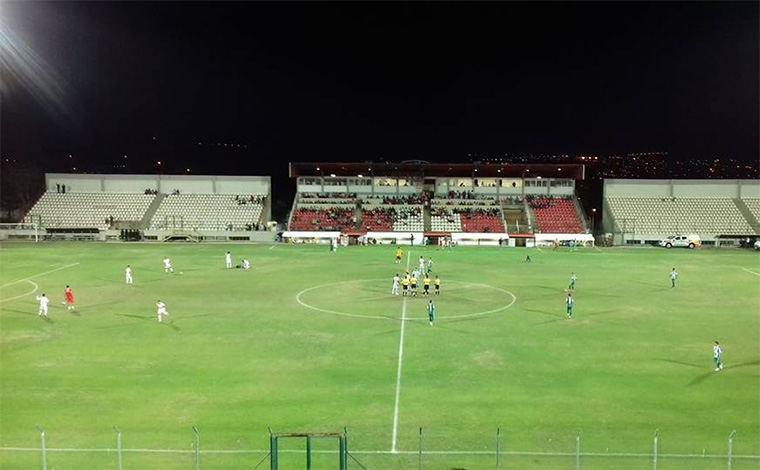 Democrata goleia e cola nos líderes da Segundona do Mineiro