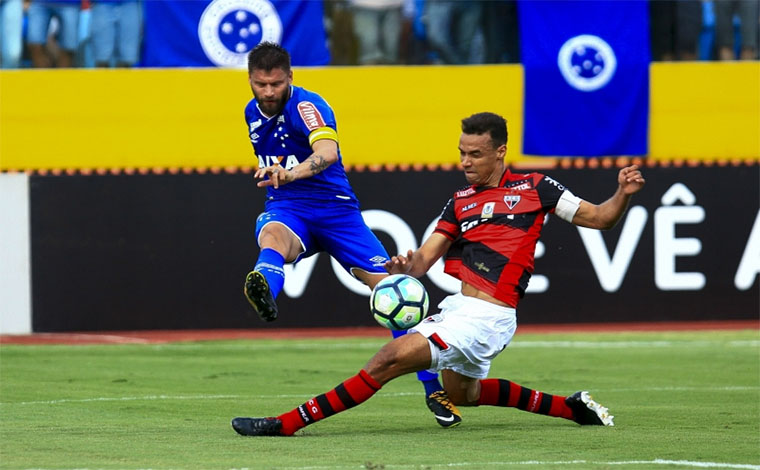 Cruzeiro vence fora de casa e sobe na tabela do Brasileirão