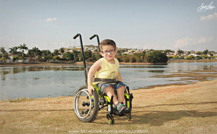 Portador de ossos de vidro, menino Miguel pede ajuda para pagar tratamento