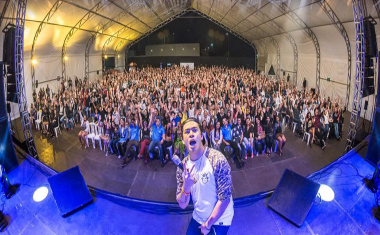 Whindersson Nunes levou três mil pessoas às gargalhadas em Sete Lagoas